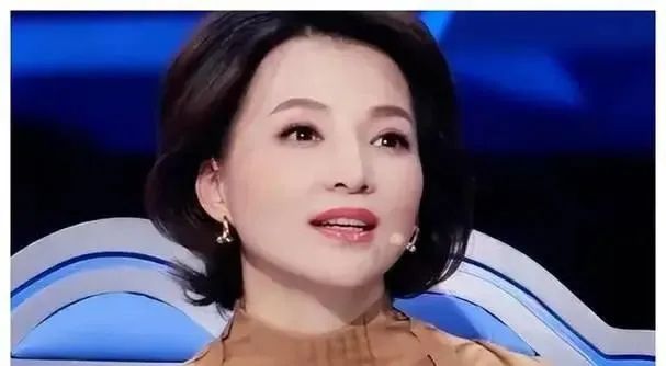 央视主持人董卿的工资曝光，网友看完直呼：三代人都不可能挣这么多  第2张