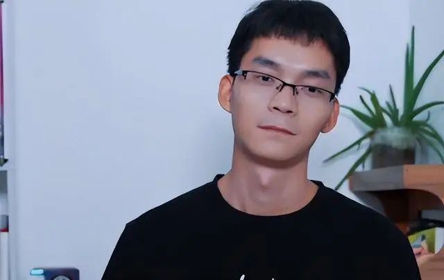 唐尚珺结束16次高考，档案投至华南师大，未来会是一名好老师吗？