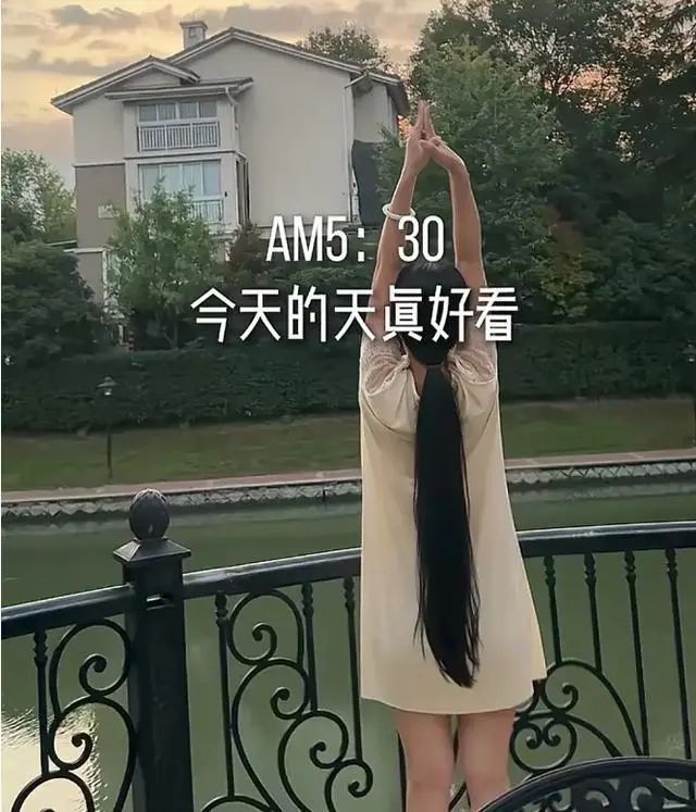 73岁张纪中为老婆涂妊娠油，杜星霖每天喝燕窝住别墅，怀4胎表示还愿生