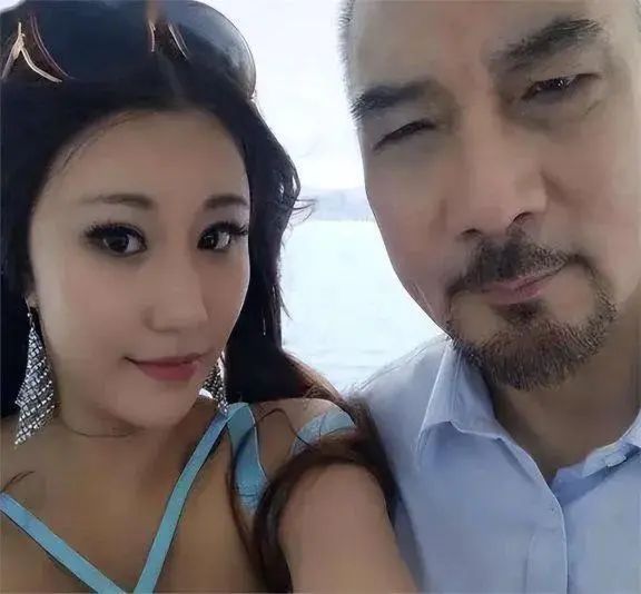 徐少强去世后续！小30岁妻子也突然离世，独留14岁儿子孤苦无依