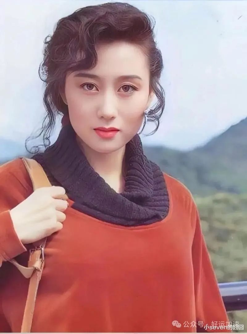 李连杰与妻女近照曝光，和利智太恩爱，手牵手在4000米高山上冥想  第6张