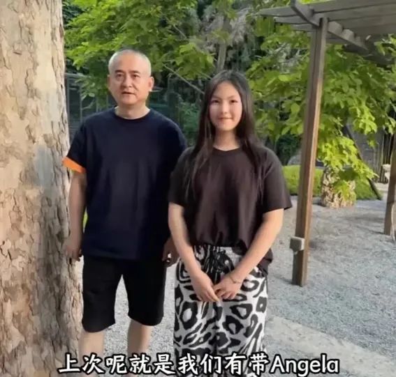 明星父女街头被认错马斯克,王岳伦钞票味扑鼻与王诗龄低调奢华惹眼