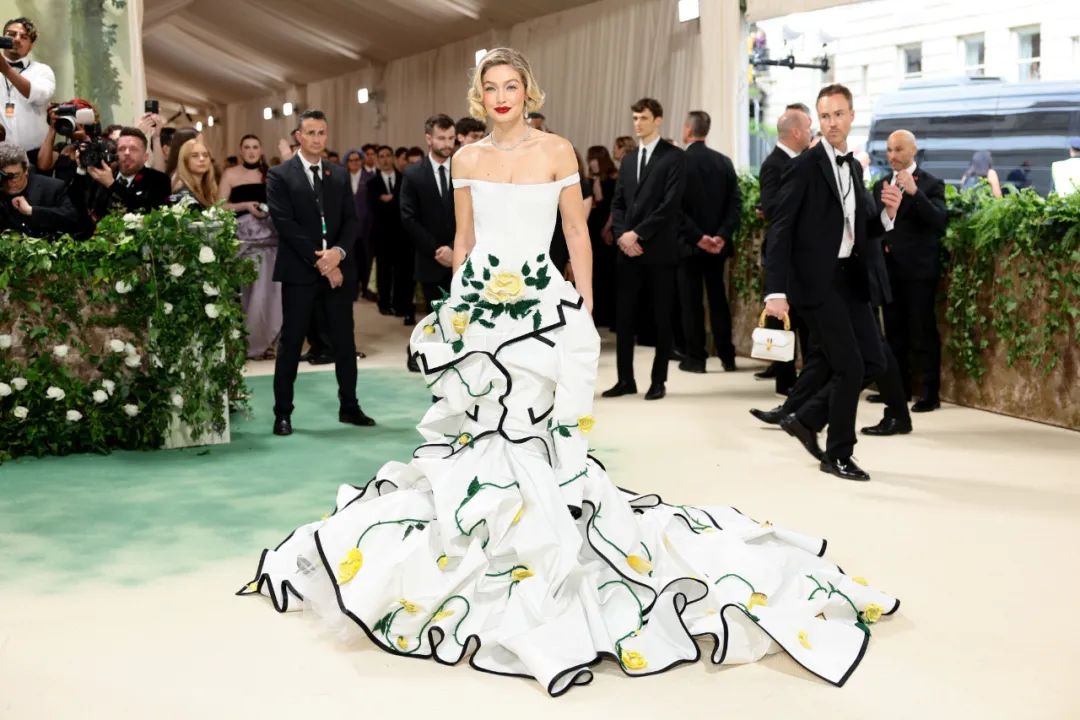 “红毯女王”赞达亚两套造型出战metgala  第2张