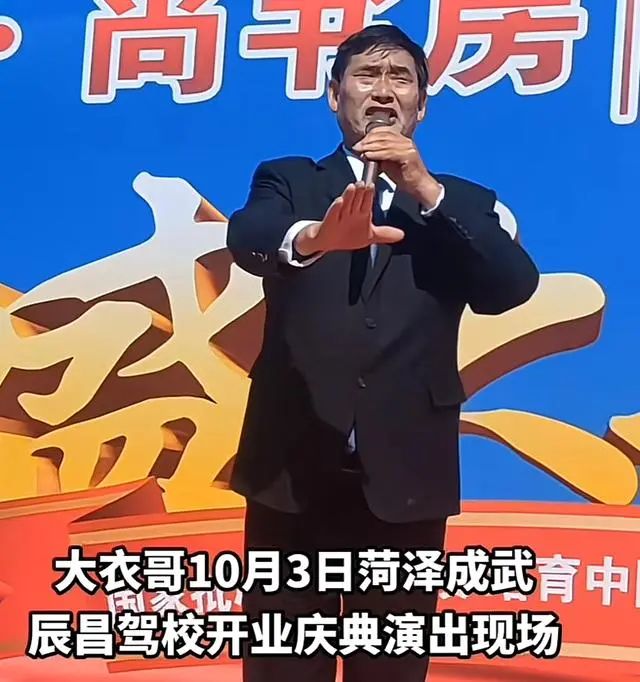 大衣哥两任儿媳近况大不同！陈亚男忙捞金，陈萌戴金饰尽显优雅