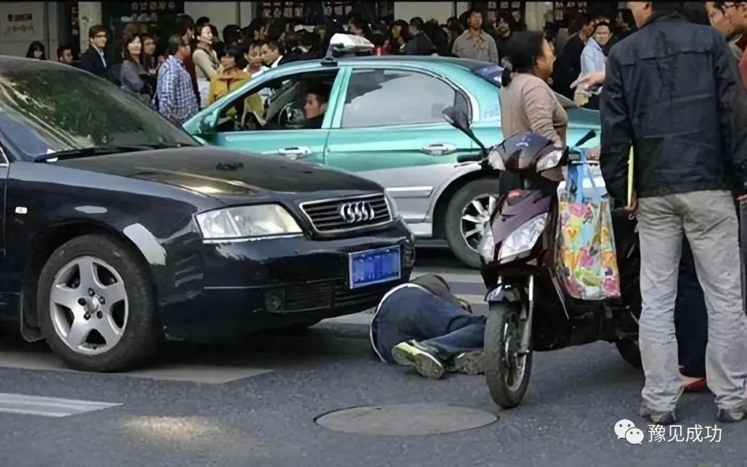 “他闯红灯，凭什么要我赔偿？”交警处罚引争议，车主当场翻脸