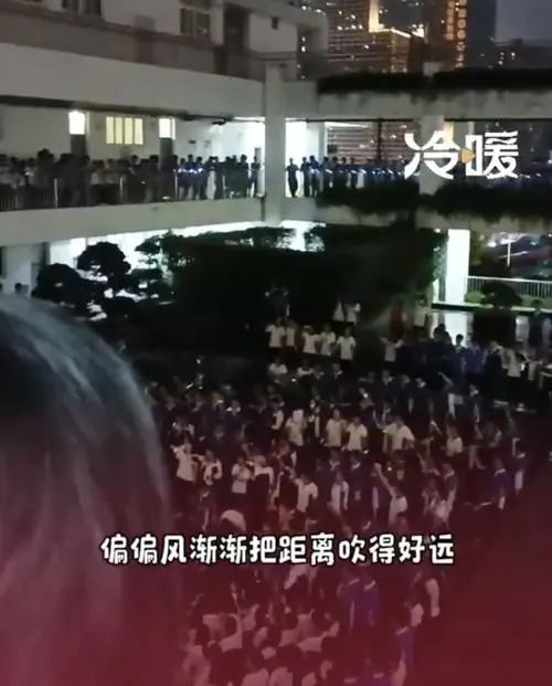 学弟学妹为高三生唱《晴天》送祝福