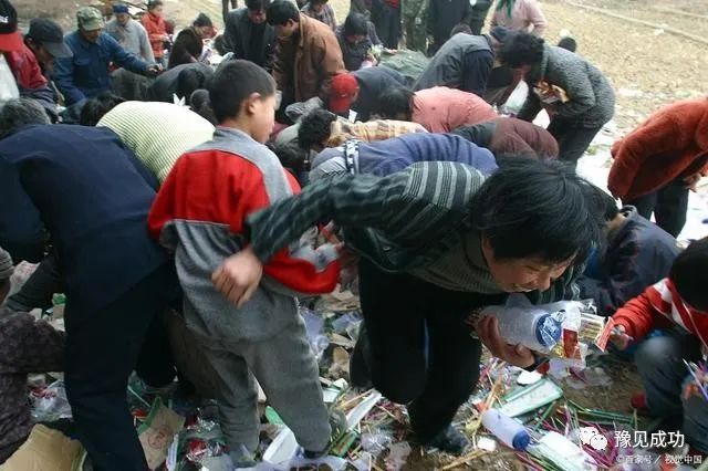 水果摊无人看管，30箱香蕉被大爷大妈哄抢一空，老板傻眼了