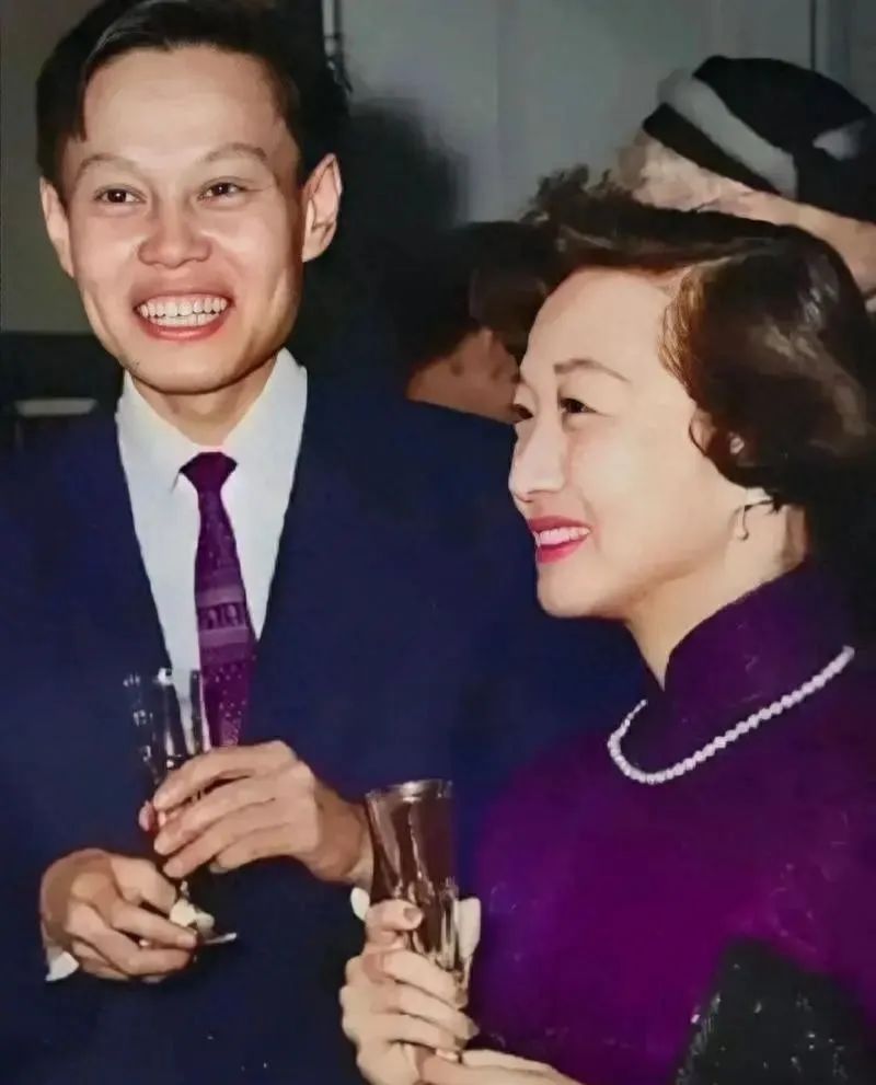 1951年，杨振宁一家三口在美国，杜致礼气质不凡，不愧是名将之女