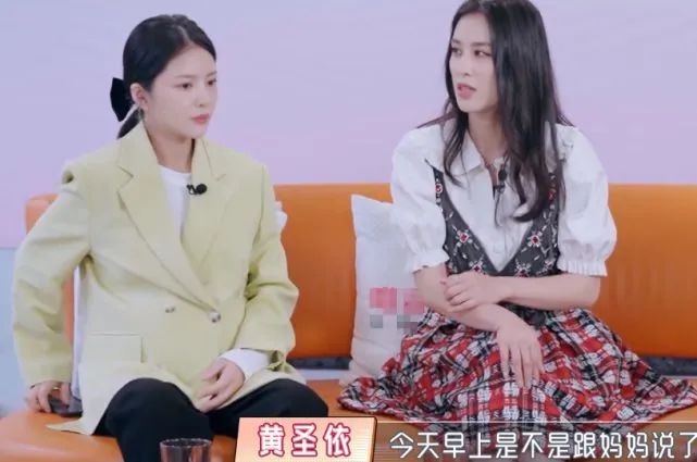 杜淳老婆真漂亮，和女儿穿亲子装拍照，与黄圣依同框一点不输明星