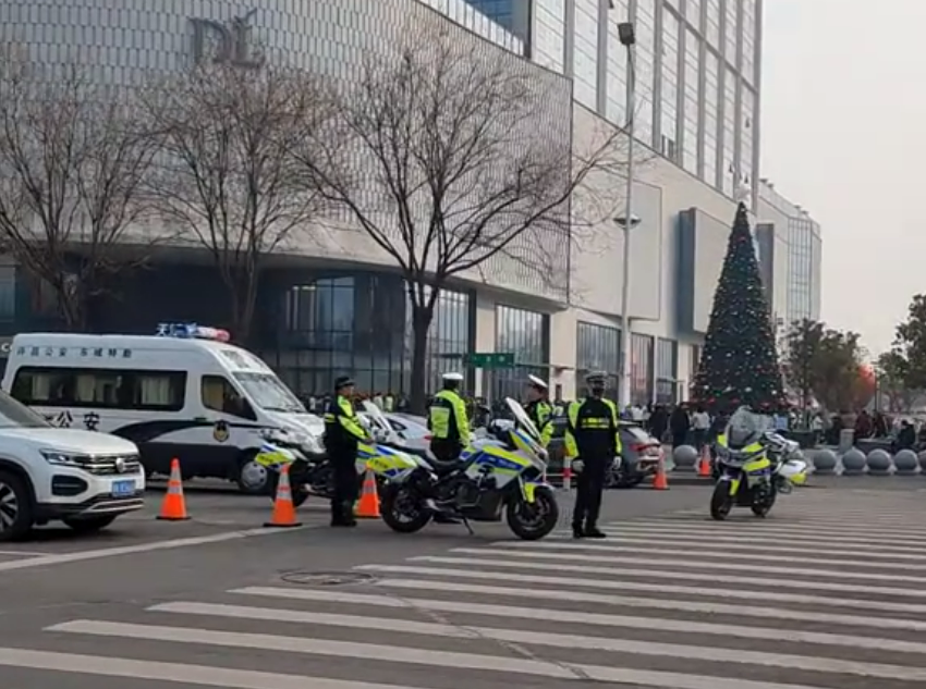 笑死了！胖东来超市初五营业当天，老板在超市劝架劝了一天