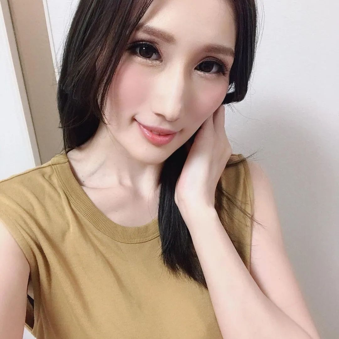 JULIA 她被称为岛国第一身材