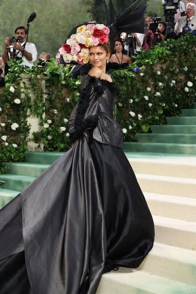 “红毯女王”赞达亚两套造型出战metgala  第6张