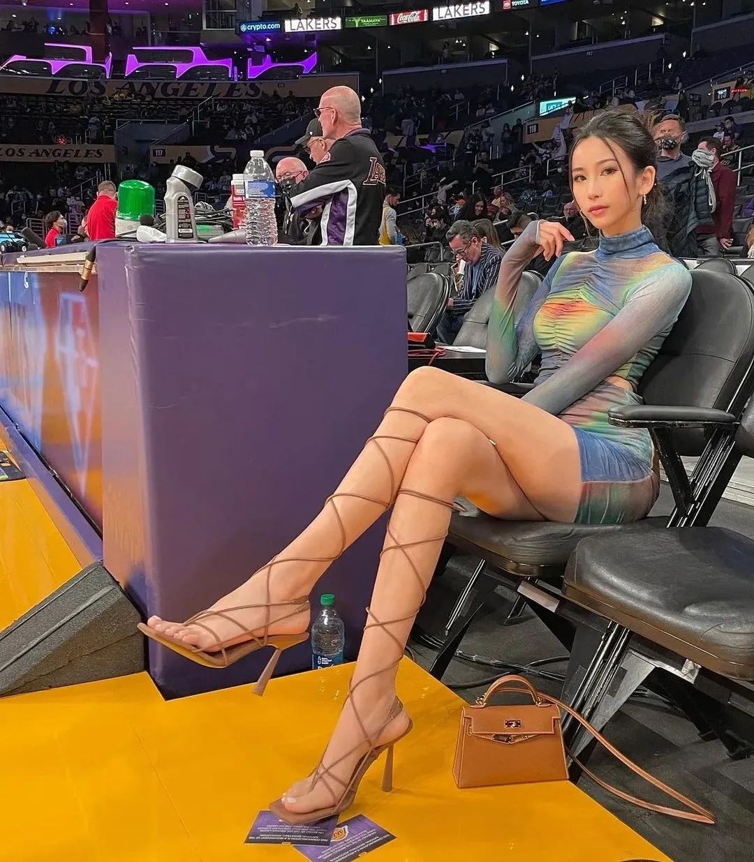 NBA最美球迷！完美大长腿，和詹娜同框一点也不输