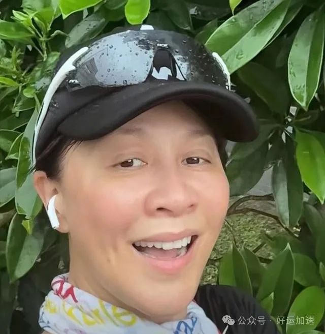 刘嘉玲户外跑步遇大雨，全素颜出镜无偶像包袱，网友直呼不敢认  第2张