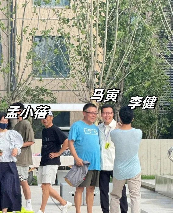 李健夫妇阿那亚看楼盘，小5岁妻子戴玉镯好优雅，选择丁克太遗憾  第4张