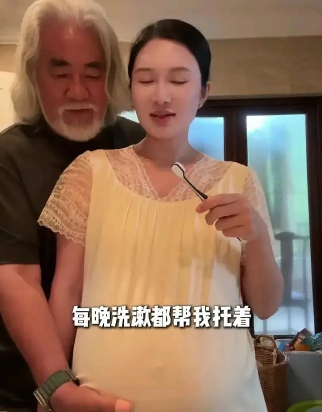 73岁张纪中为老婆涂妊娠油，杜星霖每天喝燕窝住别墅，怀4胎表示还愿生