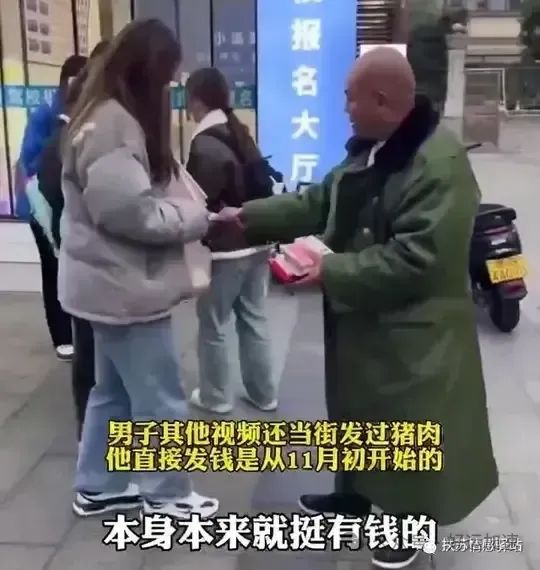 浙江一男子当街发钱，每人一百块，目击者：经常这样  第5张