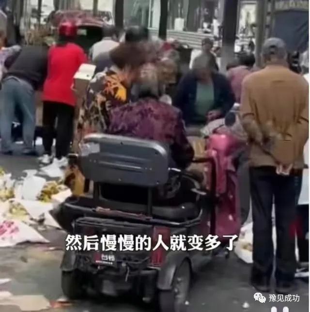 惊！水果摊无人看守30箱香蕉被抢光，老板：请的两人去睡觉了！