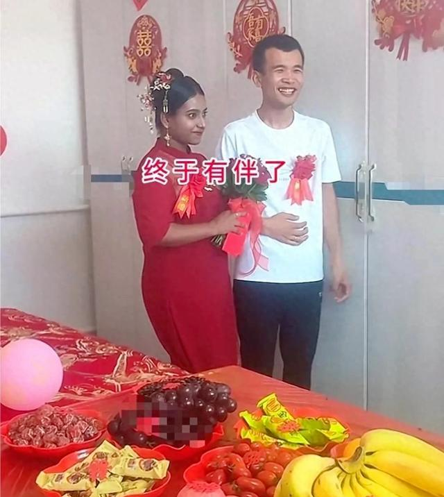 贵州，大龄男子结婚，娶23岁国外新娘，又黑又胖，网友：很识货  第2张