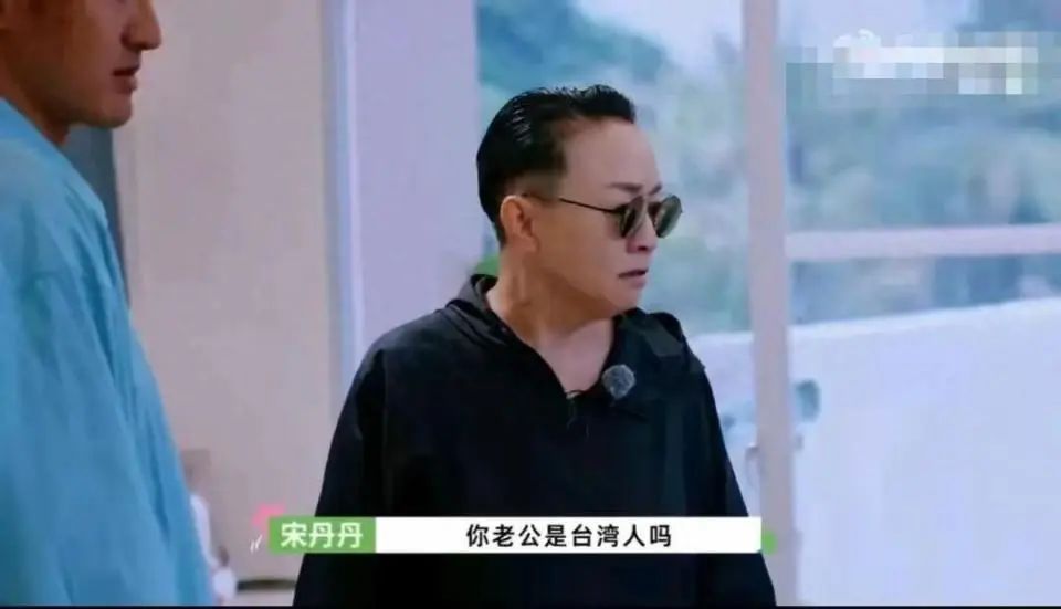 陈妍希露面：人群中美得很清新，看不出来41岁了  第1张