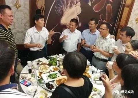 江苏8位同学宴请恩师，点了24道美食6瓶茅台，结账时集体“破防”