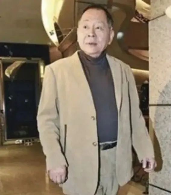 汪小菲两次拜见家长大不同!送大S爸20万表遭群嘲,送马家父母红酒获赞低调有礼,读懂他的人情世故哲学