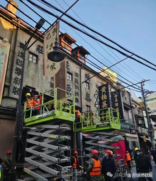 章子怡带一双儿女去日本滑雪，脸小身材瘦很抢镜，小苹果疑似同行