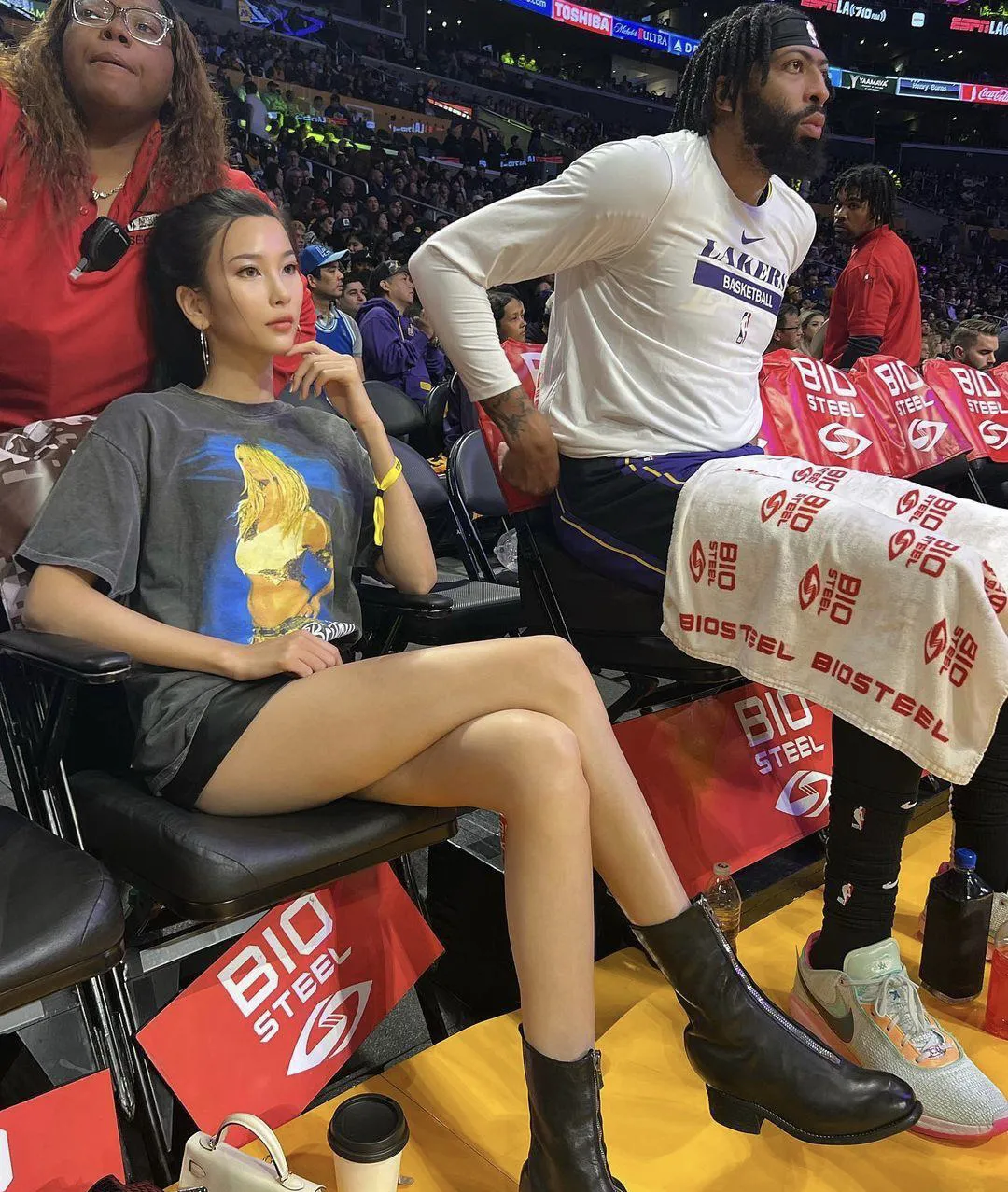 NBA最美球迷！完美大长腿，和詹娜同框一点也不输