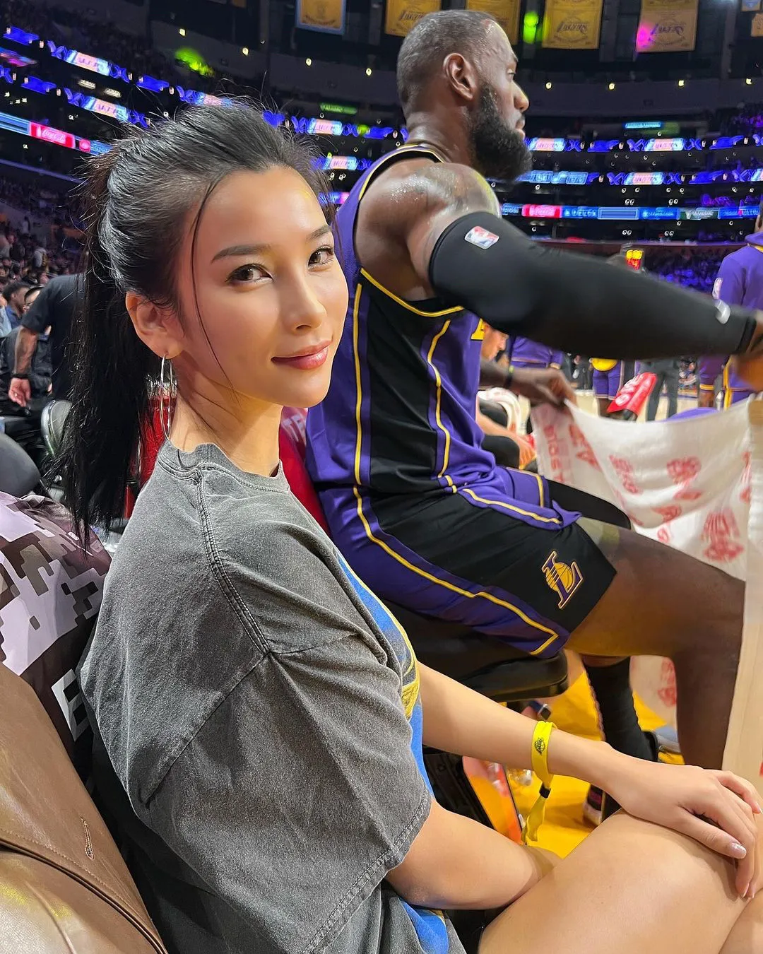 NBA最美球迷！完美大长腿，和詹娜同框一点也不输  第7张