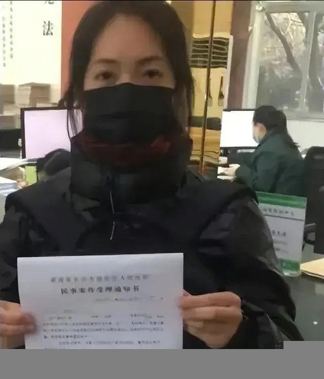 何炅被实名举报欠薪保姆3年，法院判赔14万，保姆索赔100万和房车