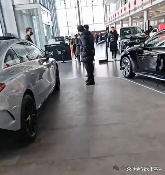 男子穿睡衣4S店看车无人接待，去隔壁店全款提车，网友：同款经历  第3张