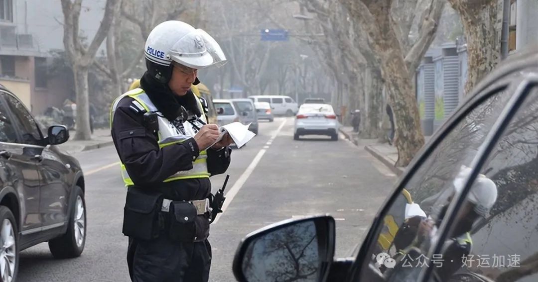 后排座椅放倒睡觉被罚500扣3分，车主怒问交警：我的车我不能做主  第1张