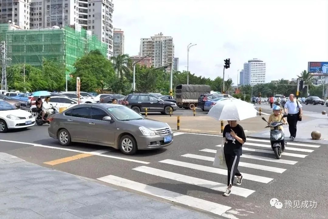 “他闯红灯，凭什么要我赔偿？”交警处罚引争议，车主当场翻脸