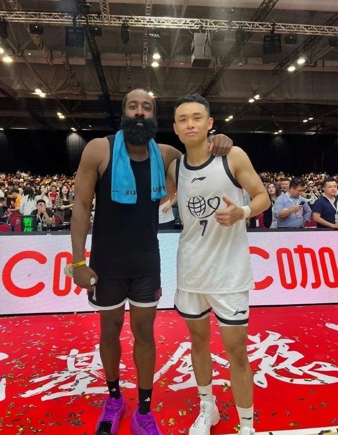 哈登大战中国男篮明星！哈登巴特勒库兹马合砍69分