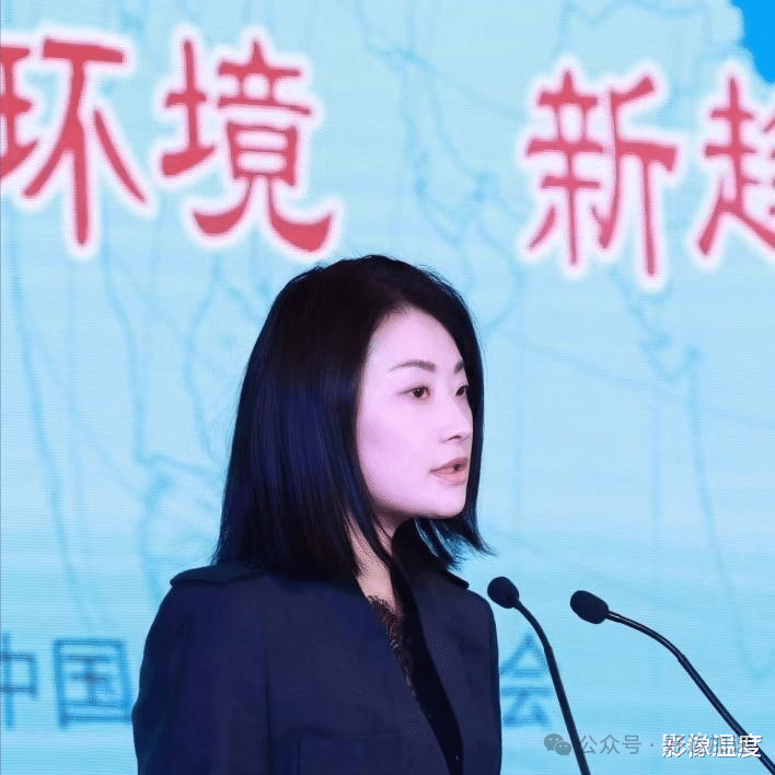 宗馥莉上海罕见公开露面：人很瘦弱变得更美  第4张