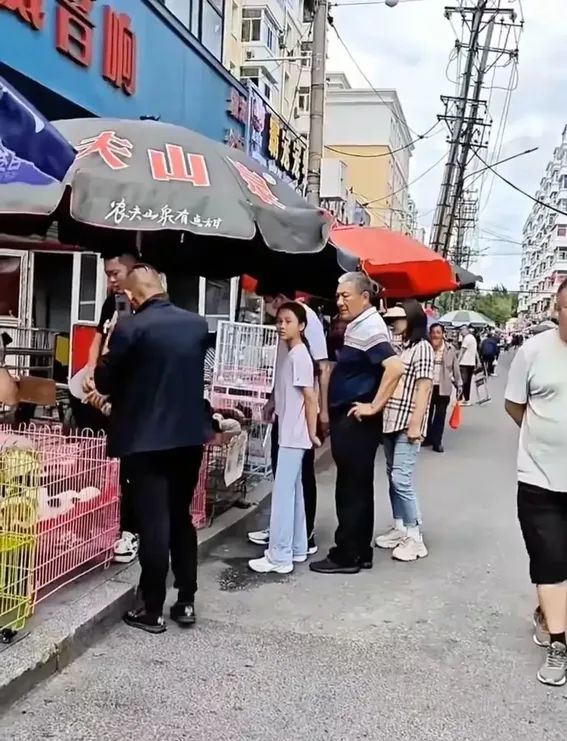 贾乃亮携甜馨回哈尔滨过暑假，又高又瘦像妈妈，爷孙三代罕见同框  第11张