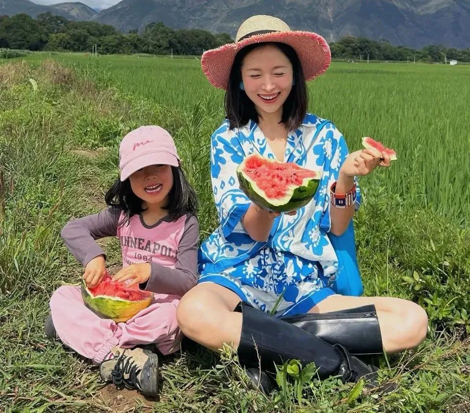 41岁江一燕与女儿云南隐居，穿小蓝衫田间吃西瓜，松弛感绝了！  第2张