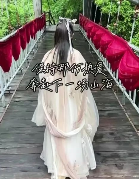 离婚单亲妈妈章子怡带女儿复古之旅,母女舞姿笑颜如花暖心治愈  第1张