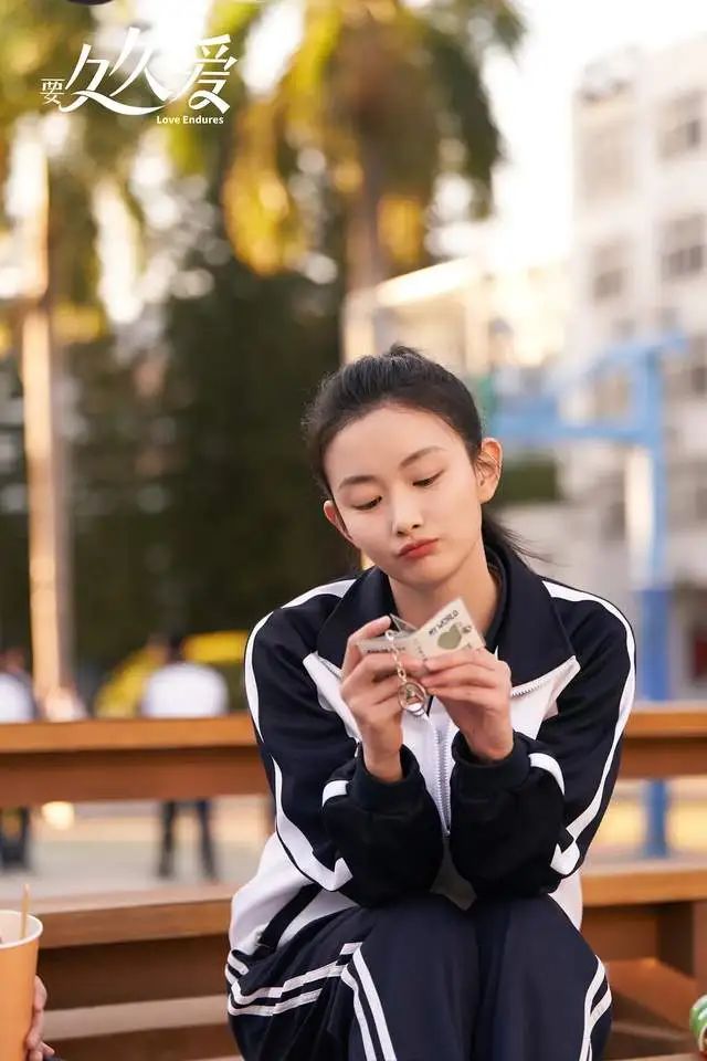 明明同一个人，演完《人世间》又演《要久久爱》，她人设不一样，也换了造型彻底没认出  第6张