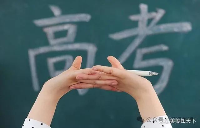 学校让千名高考生抓鱼减压，还特意安排了吃鱼活动！