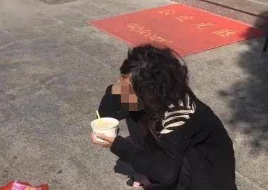 湖南单身汉捡到流浪女生了几个孩子，5年后突然发现她说的不是中文！