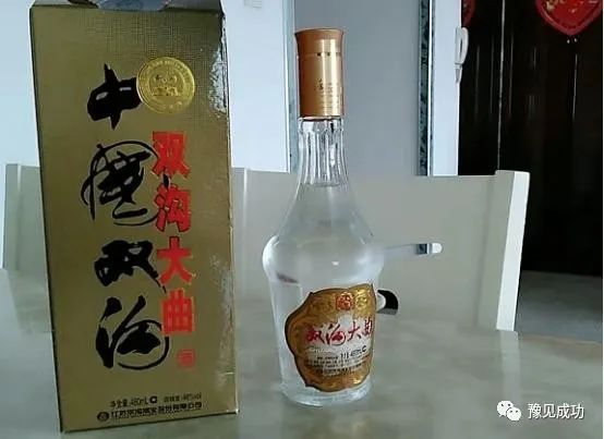 江苏一人请客，40名老同学赴宴，点8瓶52年茅台，结账时个个震惊  第9张