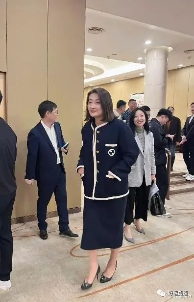 娃哈哈“公主”宗馥莉上海亮相，“膀大腰圆”富态感十足，173个头很抢眼