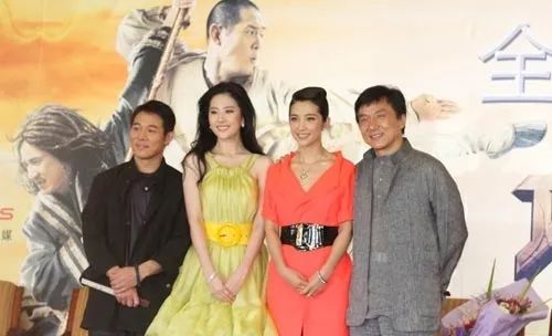 2007年，刘亦菲在拍《功夫之王》，合作的演员有成龙、李冰冰等，刘亦菲满脸的胶原蛋白，扛得住没有滤镜的镜头。