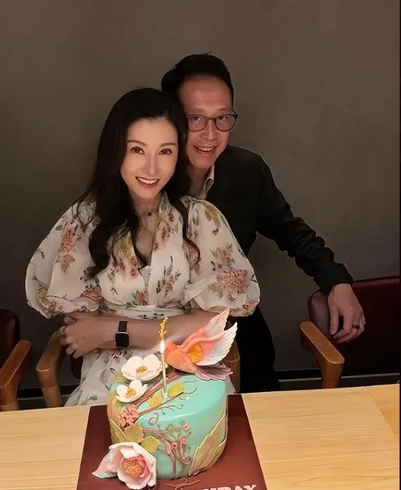 “大美人”李嘉欣喜迎54岁生日，与老公许晋亨甜蜜秀恩爱  第8张