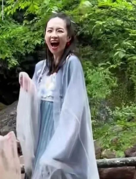 离婚单亲妈妈章子怡带女儿复古之旅,母女舞姿笑颜如花暖心治愈  第7张