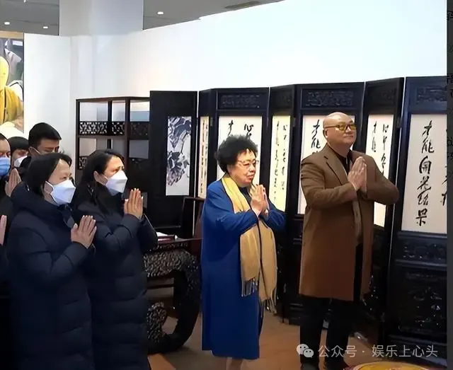 迟重瑞夫妇举办追悼会，陈丽华悲痛大哭，迟重瑞搀扶满脸心疼