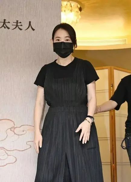 曾宝仪男友林明谦近况曝光，头发泛白尽显老气，相恋19年未婚未育  第14张