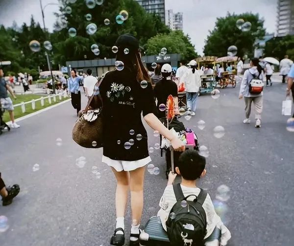 赵丽颖飞上海带娃，5岁想想坐行李箱好呆萌，母子公园露营超惬意  第12张