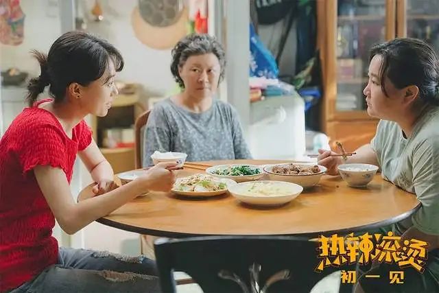 《热辣滚烫》同样演“不省心的女儿”，贾玲张小斐对比，差异明显  第3张